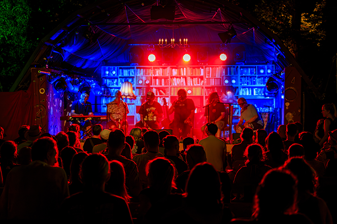 Die Monster of Liedermaching auf dem adriAkustik 2025