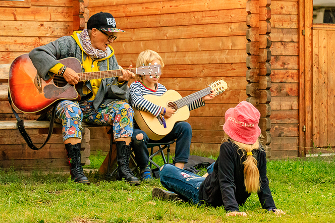 Feli gibt auf dem adriAkustik 2021 Gitarrenunterricht
