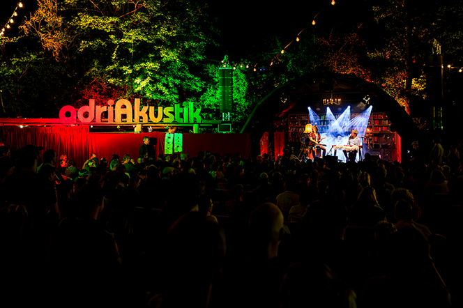 Bühne des adriAkustik Liedermacher:innenfestival 2025