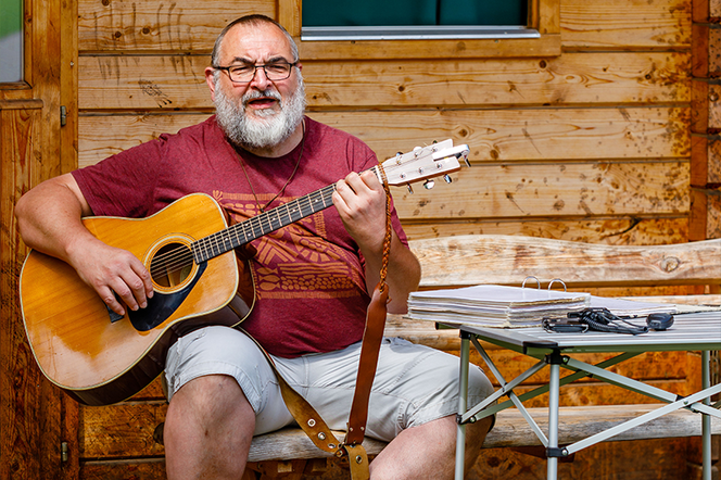 Unser Sanipeter kann auch Gitarre - adriAkustik 2022