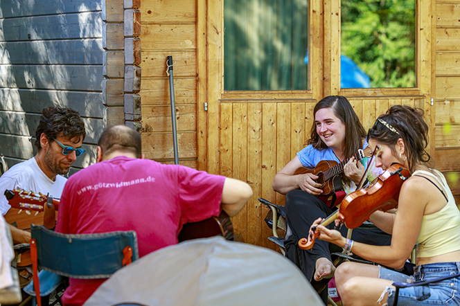 Probe vor der Pandahütte auf dem adriAkustik 2024
