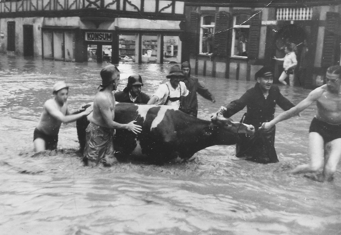 Hochwasser 1956, der Konsum im Hintergrund war später Foto Gerth