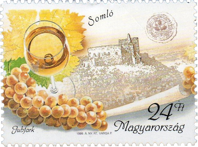 Auf einer ungarischen Briefmarke ist ein Weinberg mit einer Burg zu sehen. Links ist ein Weinglas mit Weißwein. Links unten sind goldene Traubenbeeren, rechts ist der Nennwert und der Hinweis Magyarország.