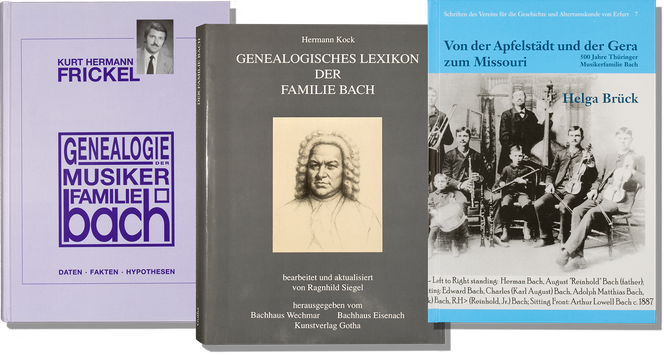 Drei Bücher zur Genealogie des J.S. Bach sind leicht überlappend nebeneinander gelegt. 