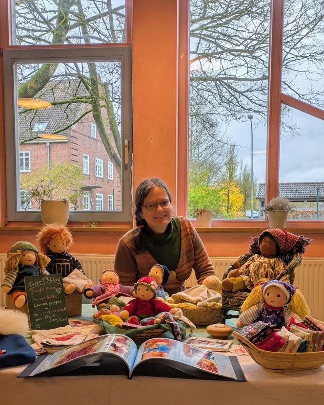 handgemachte Stoffpuppe kaufen, individuelle Wunschpuppe, Waldorfart, diverse Puppen, schwarze Puppe, Puppe die aussieht wie das Kind, eigene Puppe anfertigen lassen, Puppe nach Kinderfotos herstellen lassen, Puppenhandwerk, PoC-Puppe, Puppe fürs Leben 