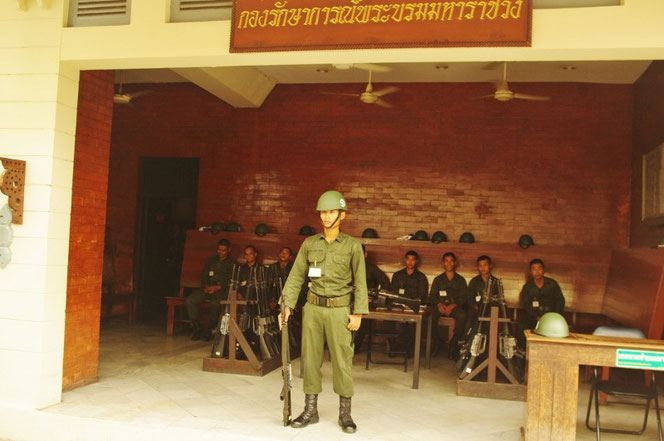 ワットプラケオ・Wat Phrakeaw（エメラルド寺院）には 軍が常駐。タイの軍人の写真 バンコクのエメラルド寺院・ワットプラケオ・Wat Phrakeawにて