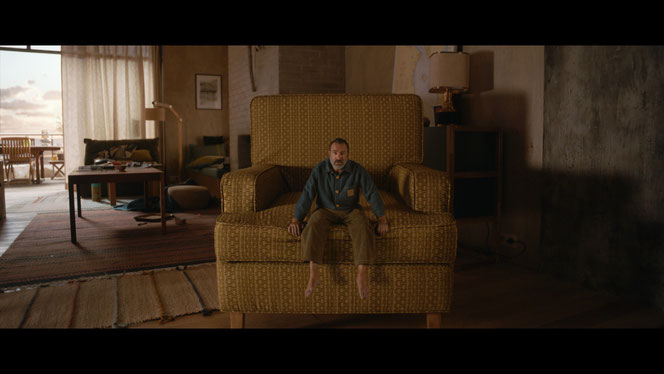 Au bout de quelques semaines, c'est sûr, le fauteuil est un peu grand pour Paul (Jean Dujardin) (©Universal Pictures).