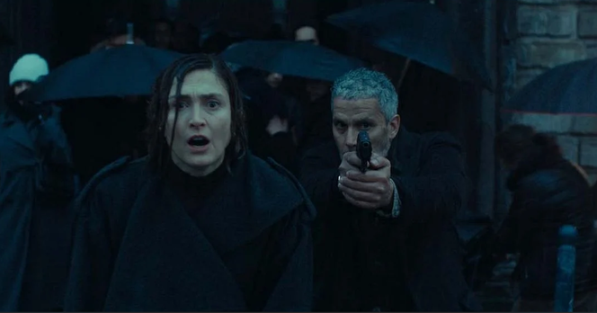Anna (Julie Gayet), mère d'une fillette décédée après un kidnapping, et Malik (Sami Bouajila), policier chargé de l'enquête, continuent de rechercher le ravisseur, dix ans après (©SND).