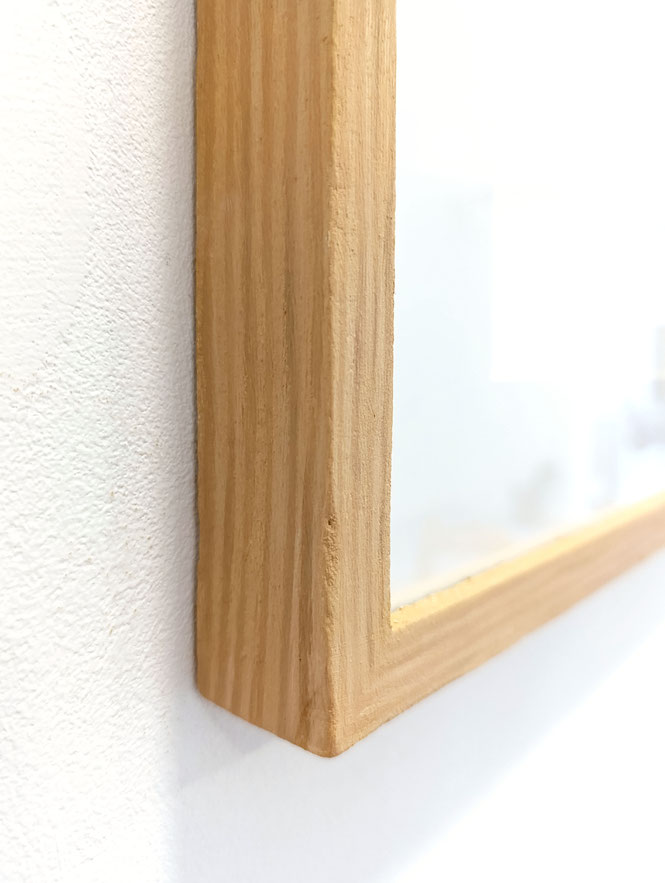 [ Mechanical methodology ] Marco pintado al óleo a modo de trampantojo, reproduciendo veta de madera. Detalle.
