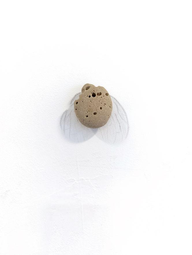 [ Para ver hay que buscar ]  Piedra sobre pared e intervención a grafito sobre las sombras que proyecta. 15 x 8 cm. (2025)