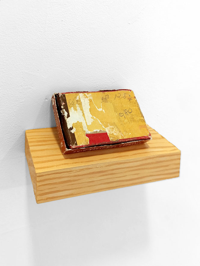 [ Mechanical Methodology ]  Caja de plumillas y soporte pintado al oleo simulando madera. 3 x 15 x 6 cm. Detalle.