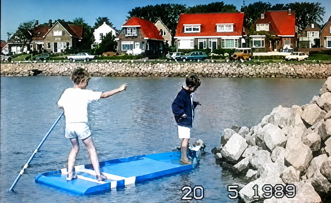 Douwe als 9 jarige jongen op zijn vlot in de kom.