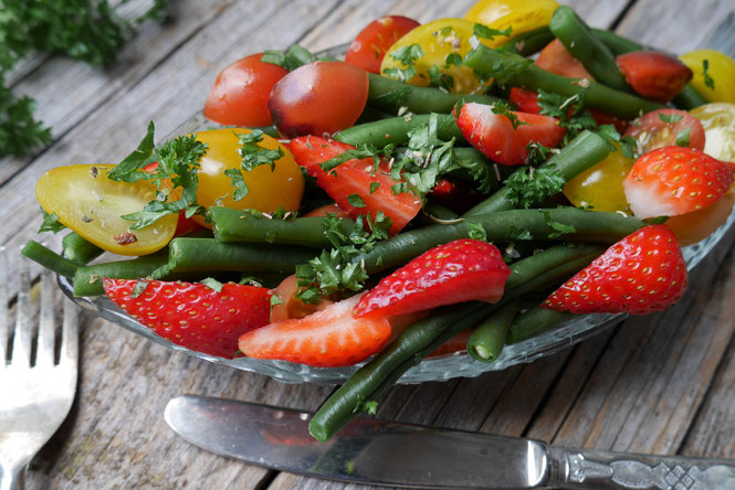 Fisolen-Erdbeersalat
