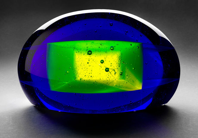 Hello Däniken | kiln cast, grinded, glued, hand polished glass | 40 x 22 x 20 cm | 2006 | ● Hungarian Museum of Applied Arts