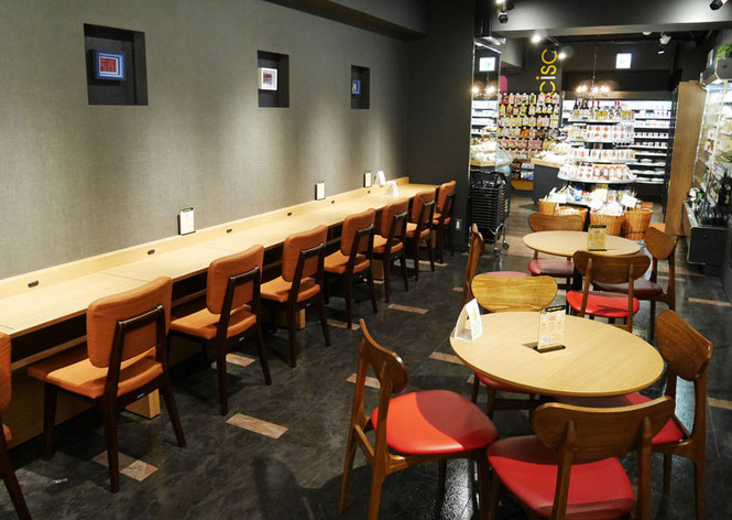 カフェのテイストで仕上げた27席分のイートインスペース