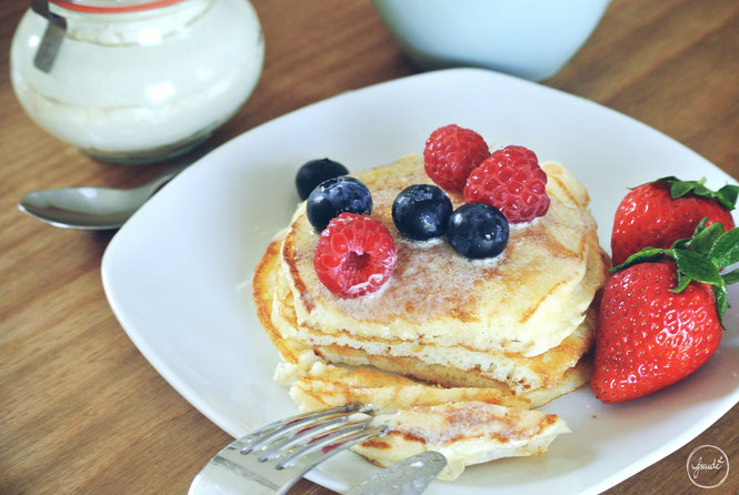 Amerikanische Pancakes und Honigbutter mit Vanille 