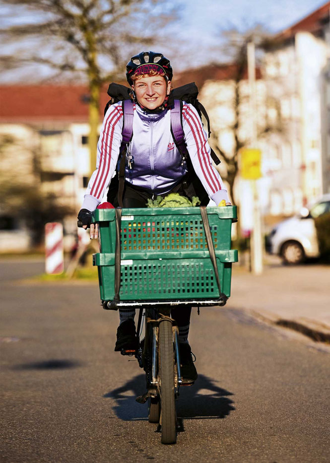 Lotte, Fahrradkurierin bei FEX in Findorff © Foto: Kerstin Rolfes, www.kerstinrolfes.de