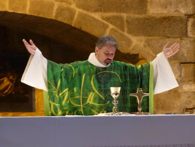 Action de grâce du P. Tanneguy pour la fidélité de Dieu en Jésus son Fils devant la croix offerte par la paroisse de Réo, occasion de communion avec nos frères et soeurs du Burkina Faso