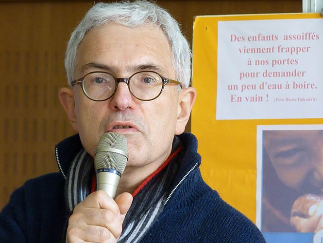 Luc Barcelo, lors de son mot d'accueil, devant un des panneaux explicatifs des projets conduits pas la Fraternité.