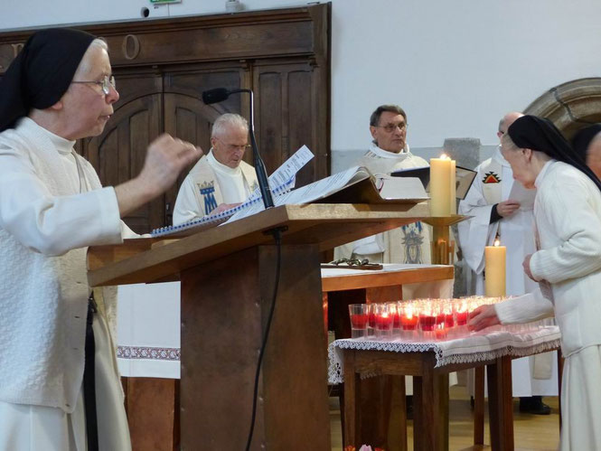 La célébration eucharistique a commencé avec la liturgie des lumières, en l’honneur de la consécration de Jésus au temple, tout petit.