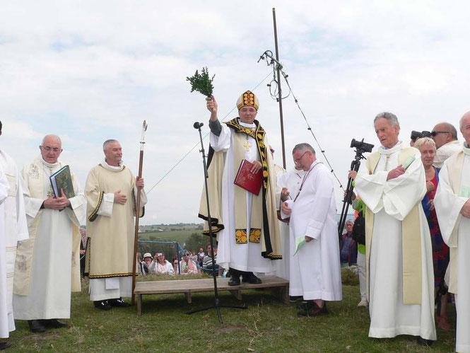 Mgr Dognin, a béni à la mer d'un côté, puis la terre, de l'autre.