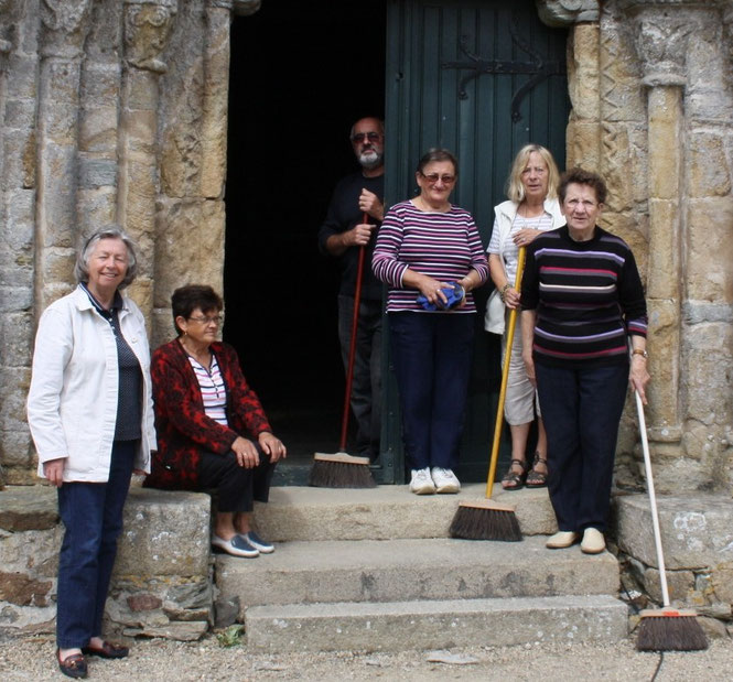 En vue de la fête de samedi, c'est bien outillée que l'équipe locale de bénévoles s'est attaquée jeudi après-midi au grand ménage de la chapelle de ND de Kernitron (à gauche : Dominique BOURGES)