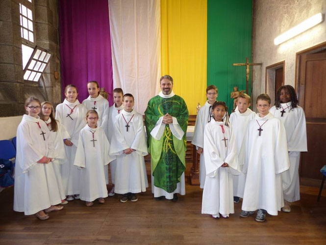 Belle équipe de servants d’autel autour du célébrant avec les nouvelles tentures de la sacristie de Saint Melaine