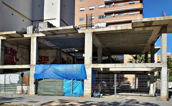 Estaban construyendo una finca y vino la pandemia se metieron los gitanos rumanos y no han podido echarlos de momento..