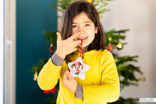 Photo d'enfant décorant le sapin de Noël - Jérémy Legris Photographe - Grenoble