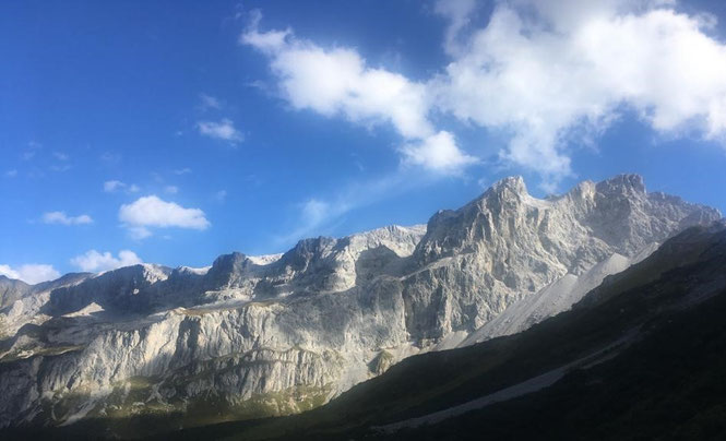Ski- und Snowboardversicherung für den Skiurlaub in den Bergen. Reiseversicherung gegen Diebstahl und Bruch der Skiausrüstung. Hier häufige Fragen und Antworten