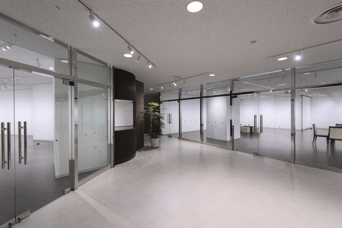 白い床のエリアがロビーです