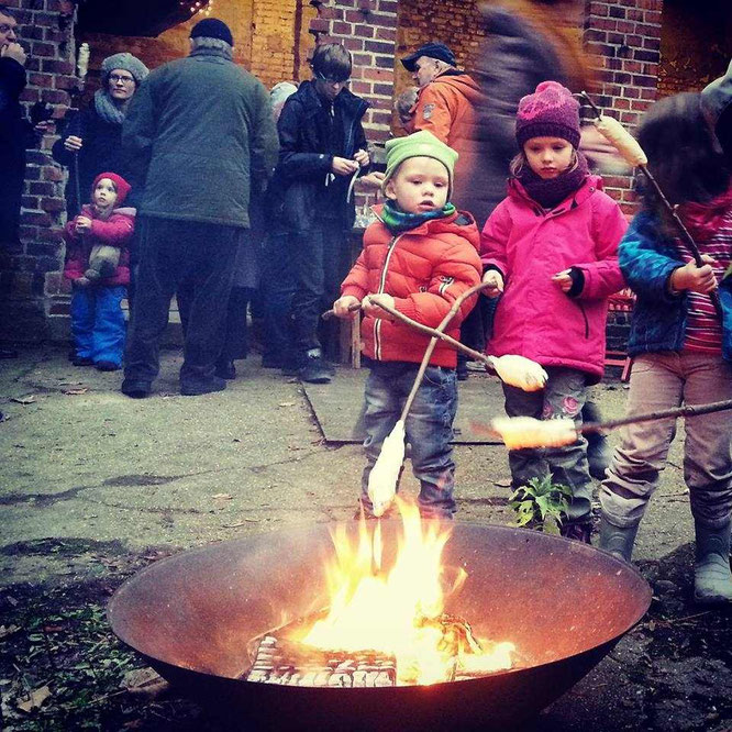 Eifriges Stockbrotrösten, Foto: Marjon Borsboom