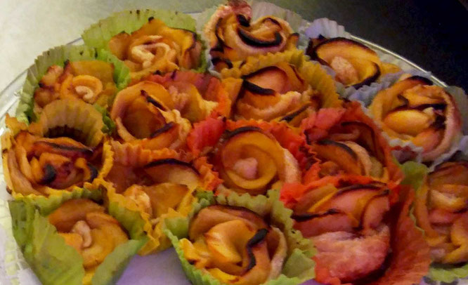 Im Video sah das viel leichter aus... Sehr friemelig diese blöden Apfelblüten, aber auch wirklich hübsch und lecker.
