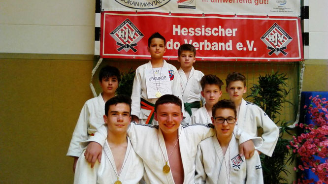 Foto: Die siegreichen Kämpfer: (hinten) Leon Zahirovic, Nepomuk Paul, Alex Vyskubov, Vincent Bäcker, Luca Janzen, (vorne) Paul Käding, Tim Mentel und Kenan Forcakovic.