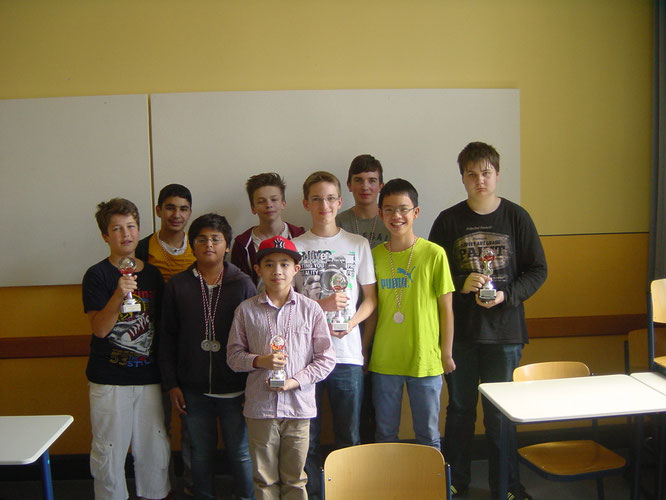 Vorn Tommy, 2. Reihe Kay, Imran, Marcel, Viet, 3. Reihe von links Muhammed, Leon, Tom-Jonas und Tim.