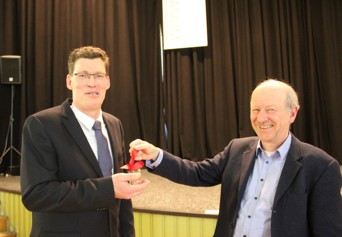 Symbolische Schlüsselübergabe an Herrn Bollman: Herr Schales gibt das Amt des kommissarischen Schulleiters ab