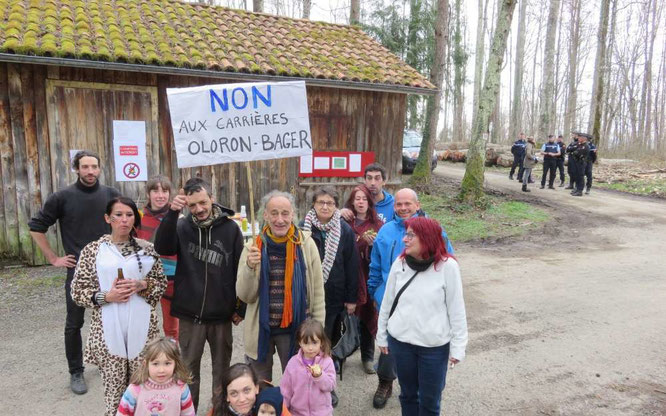 ZAD dans la forêt d'Oloron Sainte Marie pour lutter contre des casseurs de Nature.