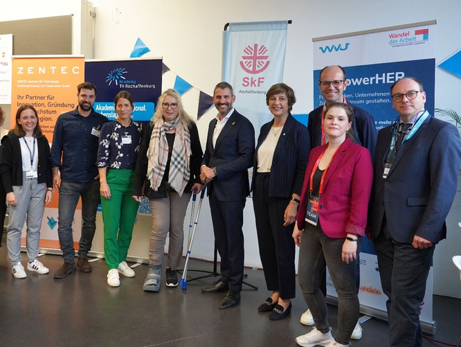 v.l.n.r.: Anna Dietz (TH Aschaffenburg), Tobias Zenglein und Katrin Pfoh (beide ZENTEC), Christine Widmer (SkF), Dr. Alexander Legler (Landrat Aschaffenburg und Schirmherr von Main.Fortschritt), Prof. Dr. Eva-Maria Beck-Meuth (TH Aschaffenburg), Christian