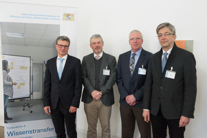 Bescheidübergabe am 23. Februar in der Staatskanzlei in München: v.l.n.r. Wissenschaftsstaatsekretär Bernd Sibler, Prof. Dr. Georg Rainer Hofmann, Prof. Dr. Wolfgang Alm und Prof. Dr. Hans-Georg Stark, (alle drei Hochschule Aschaffenburg).