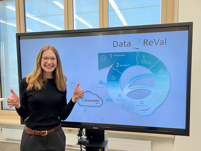 Theresa Mack, Wissenschaftlerin im Bereich Digitalisierung der Ressourcen am Fraunhofer IWKS, freut sich sichtlich über ihren Gewinn. © Fraunhofer IWKS