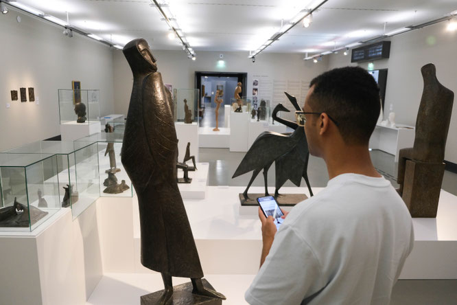 Besucher bei der Nutzung der Museums-App