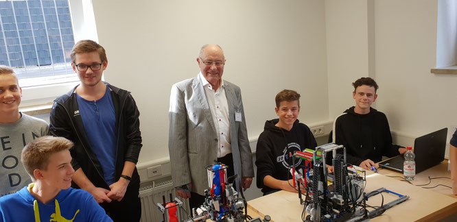 Walter Reis und die Kids aus dem Lego-Roboter-Wettbewerb