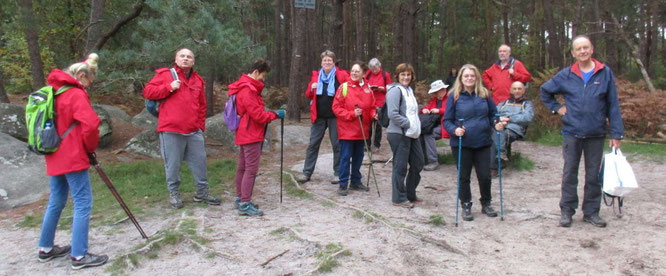 Ils étaient 15 menés par Frédérique (ils ne sont que 13 sur la photo + le J-Pierre le photographe + 1 qui s'est caché(e) pour ... ! devinez la raison ?