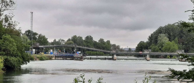 Vue de la rive ouest sur le pont pour piétons engendrant la Seine
