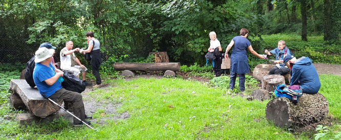 La pause "réconfort", c'est le moment ou chacun offre des petits encas toujours très appréciés ... avant l'arrivée traîtresse de la pluie