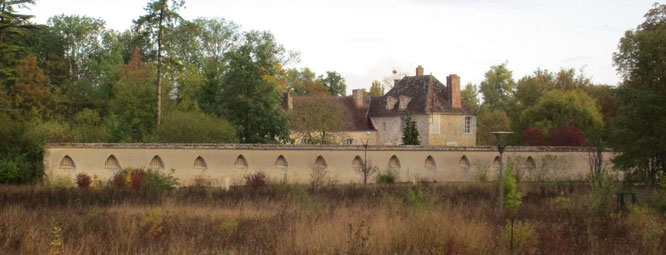 Il y a même un chateau, d'accord il n'est pas grand, mais c'est un bel édifice