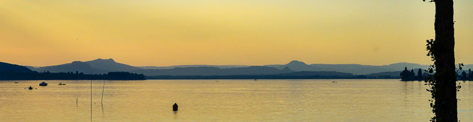 ... und so zeigen sich die Hegauer Vulkane über den Untersee; hier der Blick von Ermatingen aus aus
