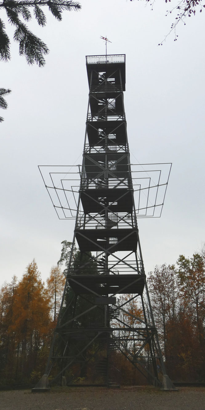 der Turm steht zuoberst auf dem Eschenberg südlich von Winterthur
