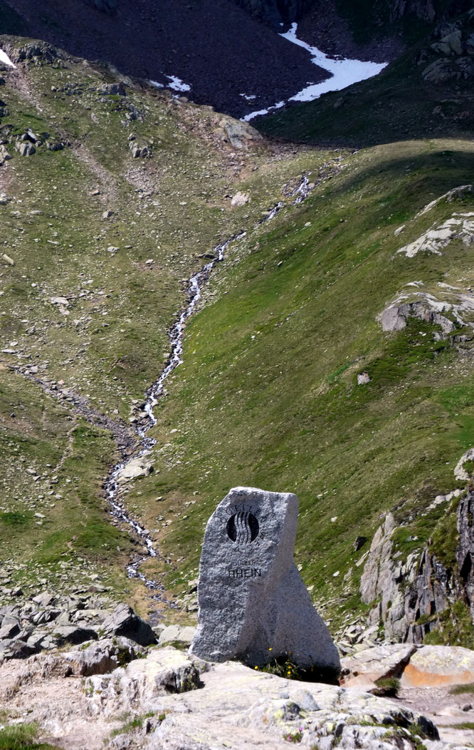 genau genommen führt wohl dieses Bächlein in den Tomasee das erste Rheinwasser