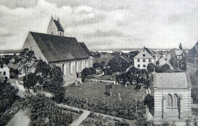 früher befand sich der Friedhof rund um die Kirche; im Vordergrund die "Reichenbachsche Grabkapelle"
